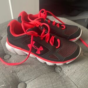 Under Armour Running Shoes W6 NEW